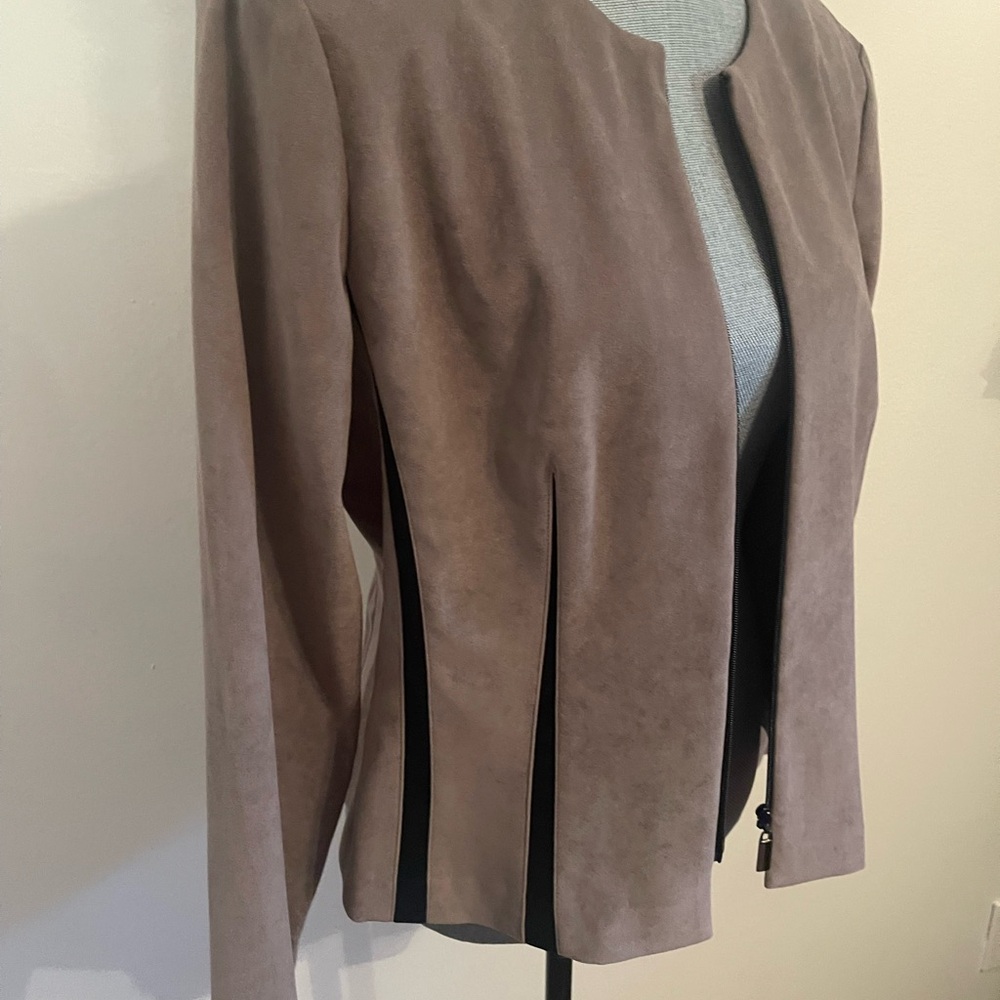 Positive Attitude Women's Taupe Suede Collarless Jacket. Size 14 - Picture 7 of 15